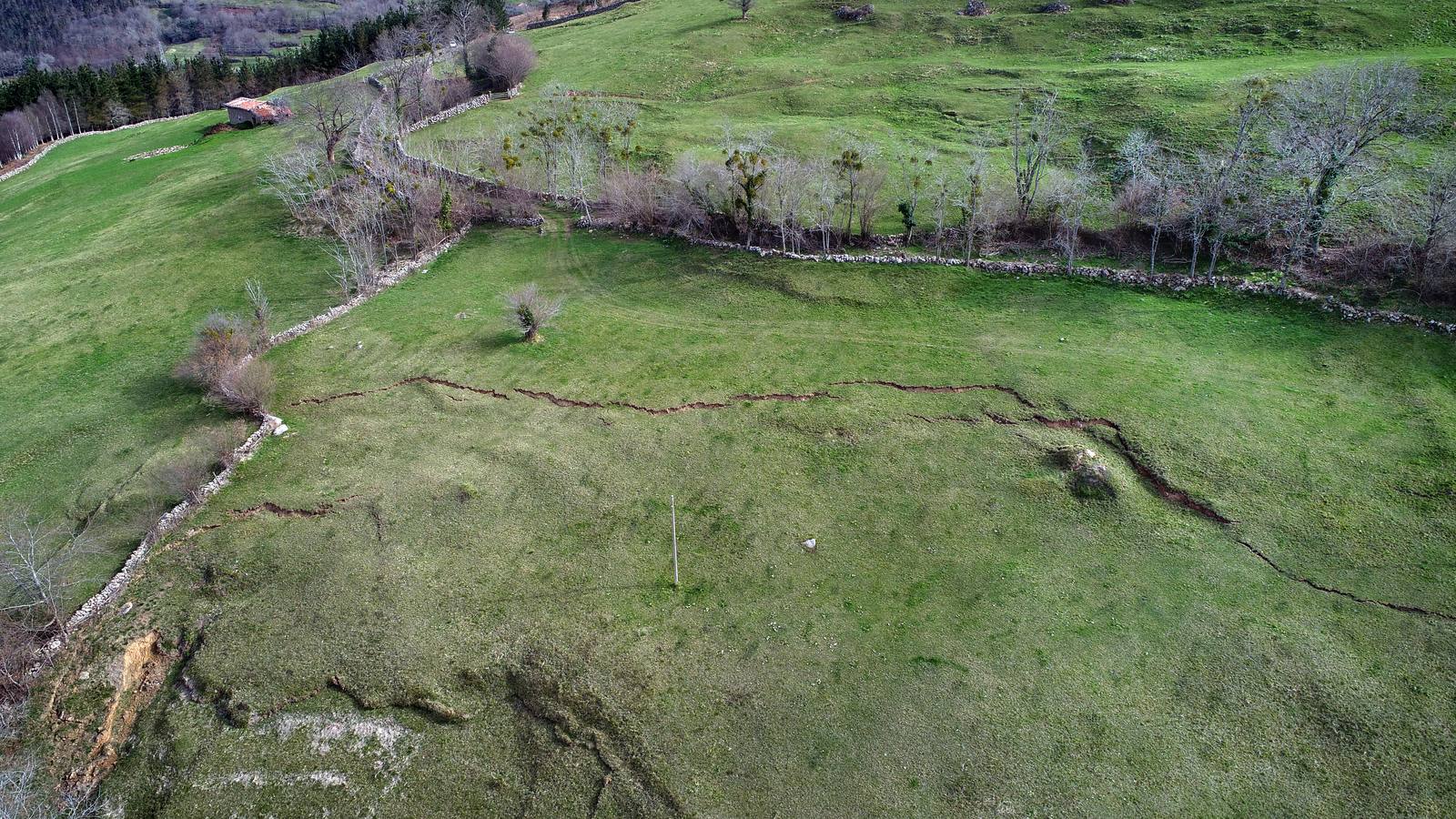 Aparece en Rionansa una gran grieta en una finca cercana a la carretera que puede acabar en argayo