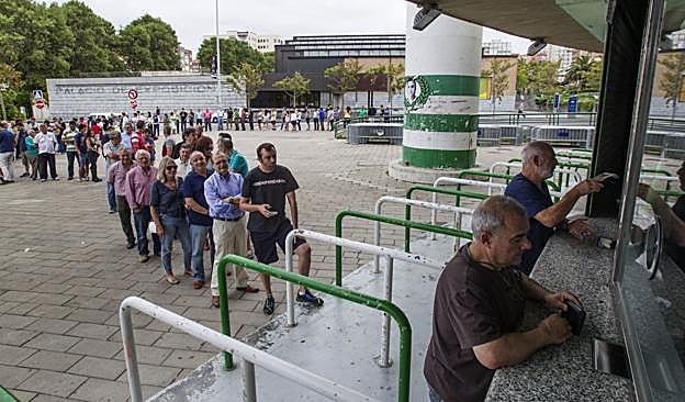 Empleados de taquillas, personal de administración y de la tienda oficial son algunos de los que siguen a la espera de cobrar.