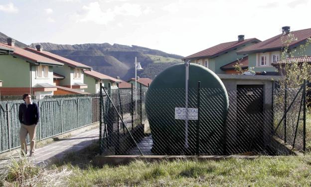 El juez Acayro supervisó hace años un depósito de una comunidad de vecinos de La Loma. 