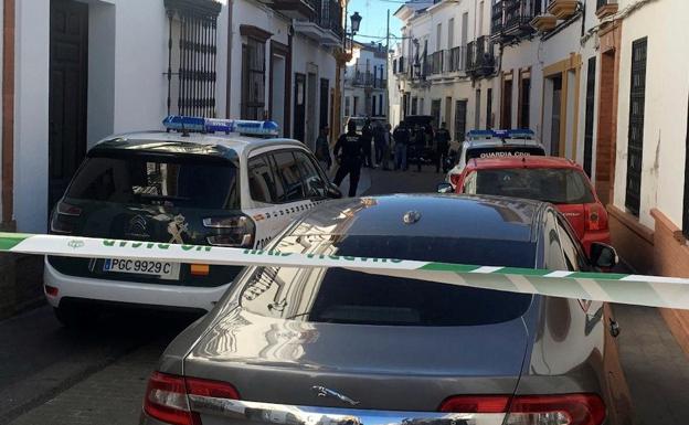 Vista de la calle de la localidad onubense de Bollullos Par del Condado donde un hombre ha apuñalado a su pareja y se ha suicidado posteriormente arrojándose al vacío. 