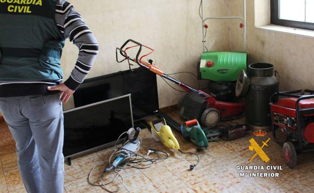 Otra imagen de los efectos que guardaban en una de las viviendas registradas, procedentes de un robo en las Presillas de Puente Viesgo.