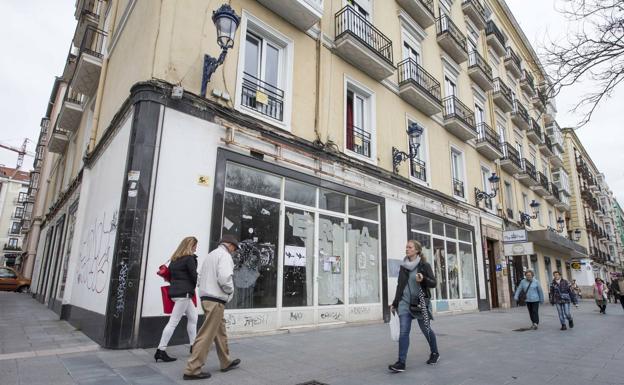 Estado actual del local que ocupaba el concesionario en Hernán Cortés.