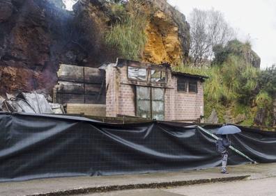 Imagen secundaria 1 - Arriba, imagen de 2017 de visitantes tocando una jirafa, Debajo, la caseta incenciada el año pasado y una infografía del proyecto de reconstrucción.