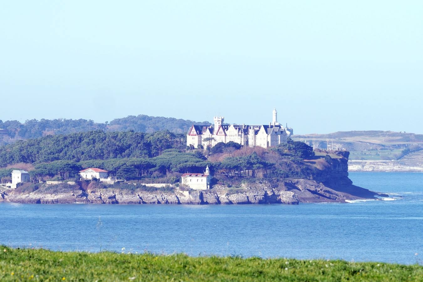 Parque de la península de La Magdalena visto desde Somo. 