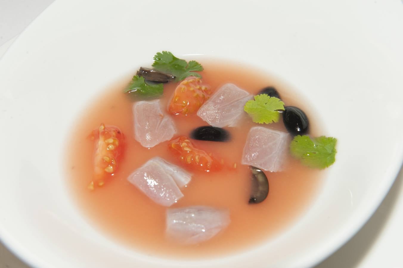 Sarda marinada con sopa de pomelo y corazón de tomate. Alejandro Menéndez (IESPeñacastillo).