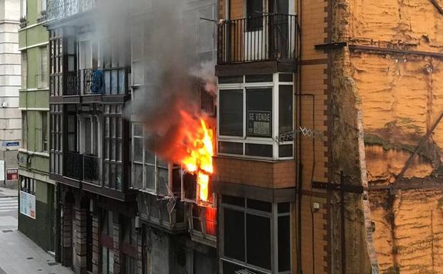 Sofocado un incendio en un edificio deshabitado y clausurado de la calle Alta