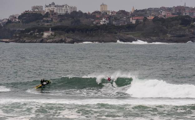 El surfista cántabro Pablo Gutiérrez fue tercero en la prueba.