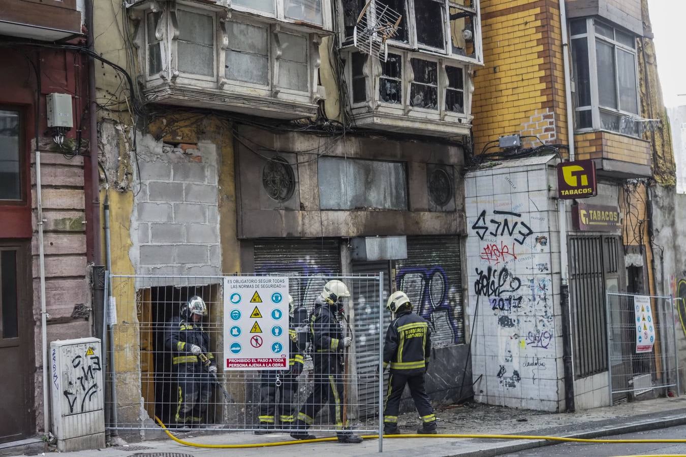 Fotos: Los Bomberos de Santander sofocan un incendio en el número 12 de la calle Alta, un edificio abandonado