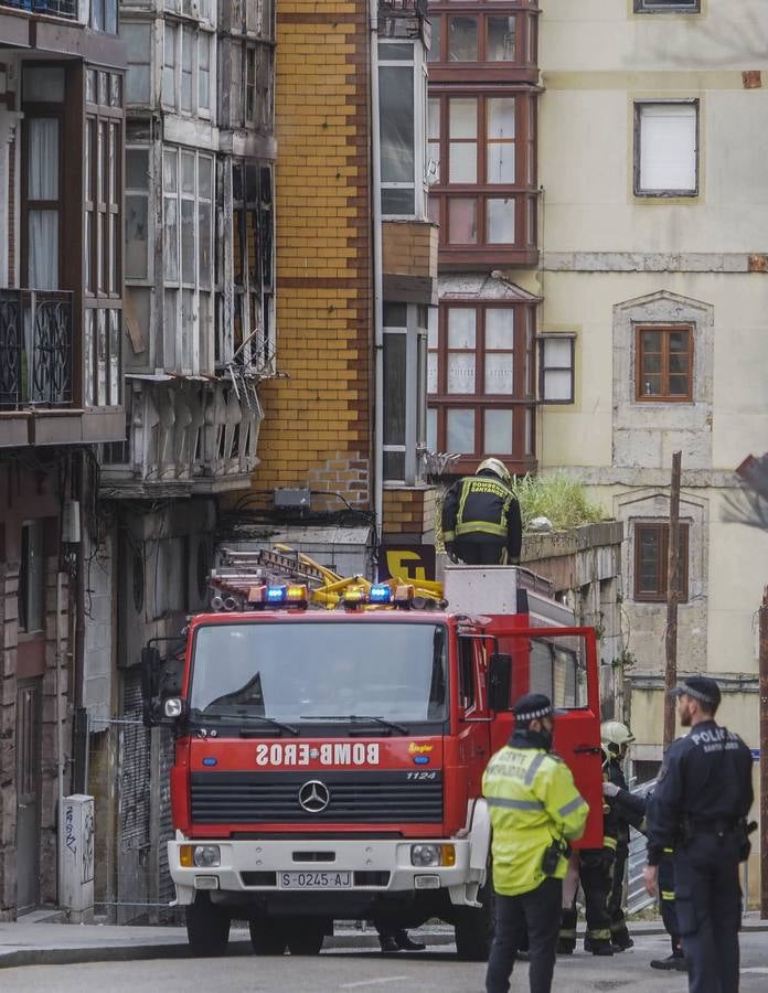 Fotos: Los Bomberos de Santander sofocan un incendio en el número 12 de la calle Alta, un edificio abandonado