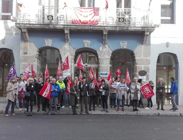 Trabajadores del Ayuntamiento de El Astillero se concentran los viernes frente a la casa consistorial. 