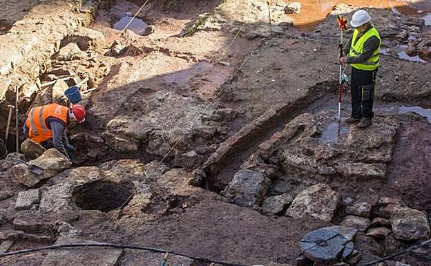 Vista del pozo hallado en la calle Somorrostro hace unas semanas.