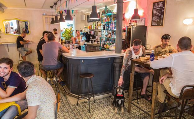 Colega, en un bar, integrado como un buen perro.