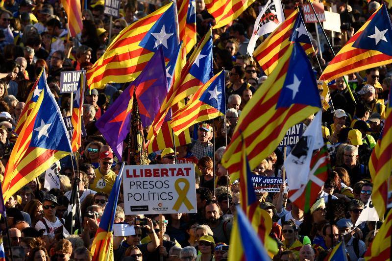 Colectivos independentistas catalanes se han concentrado este sábado en Madrid para pedir la liberta de los líderes políticos juzgados por el 'procés'.