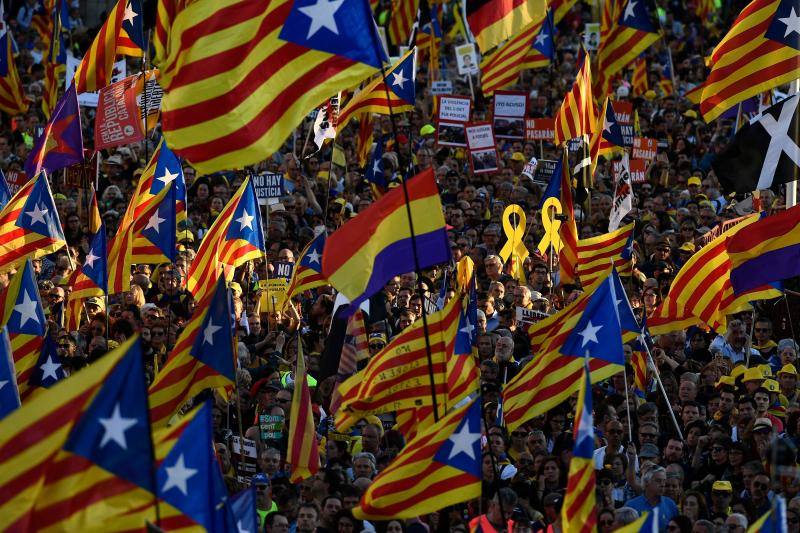 Colectivos independentistas catalanes se han concentrado este sábado en Madrid para pedir la liberta de los líderes políticos juzgados por el 'procés'.