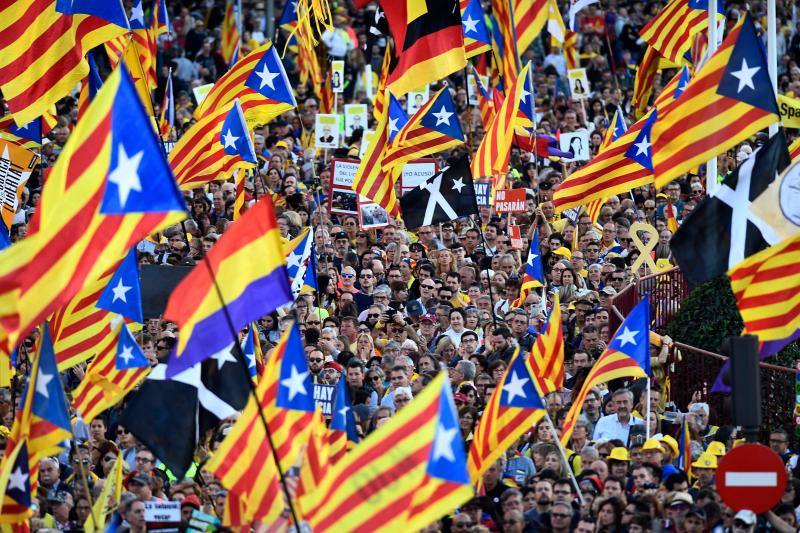 Colectivos independentistas catalanes se han concentrado este sábado en Madrid para pedir la liberta de los líderes políticos juzgados por el 'procés'.