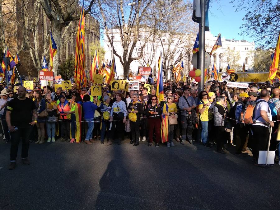 Colectivos independentistas catalanes se han concentrado este sábdo en Madrid para 