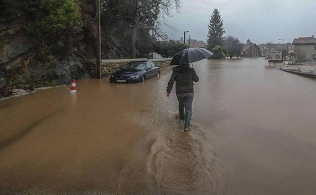 Imagen de las inundaciones en Villanueva de la Peña (Mazcuerras), el pasado mes de enero.