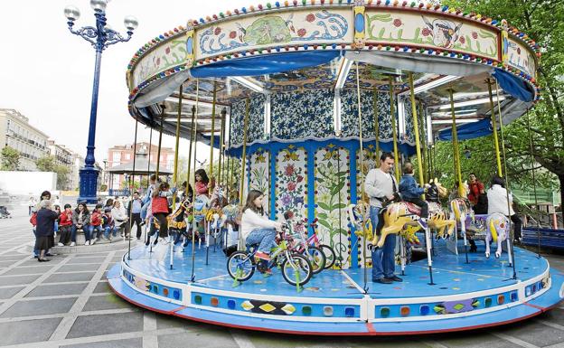 El tiovivo de la plaza de Pombo forma parte de la geografía urbana de la ciudad. 