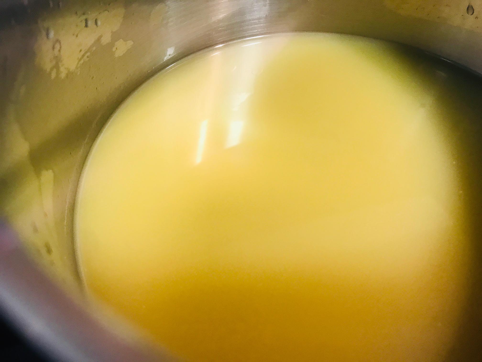 CREMA DE BRÓCOLI. 5-Poner el caldo de verduras en una cazuela a fuego lento. El caldo de verduras podéis elaborar el día antes para que tenga sabor. 