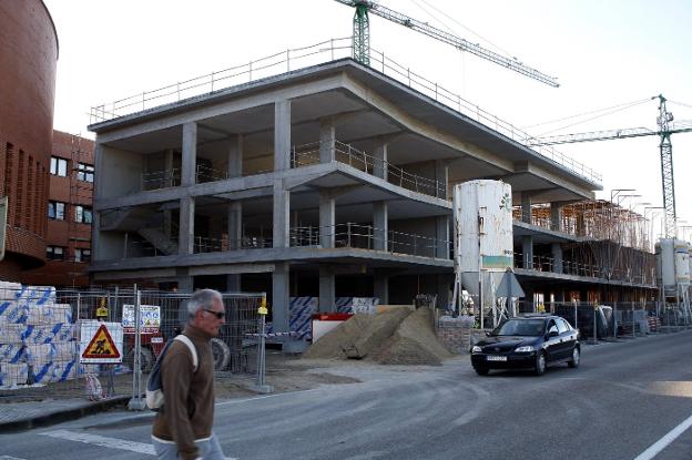 Las obras del nuevo edificio de consultas se llevan a cabo junto al bloque en el que se encuentran ingresados los pacientes en Sierrallana.