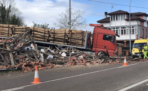 El camión paró contra una vivienda, que resultó derruida.