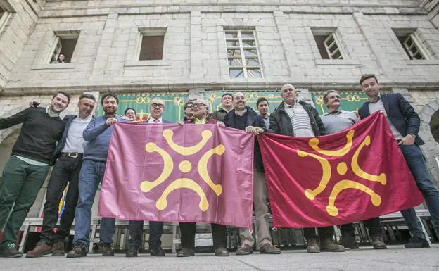 El Parlamento regional reconoció el lábaro como símblo representativo de Cantabria en 2016.