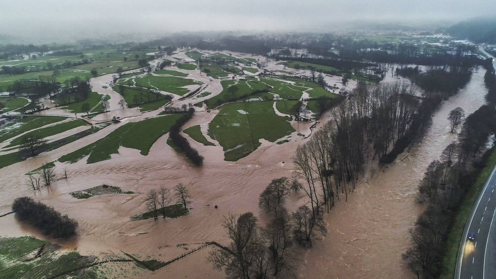 Galería. Vista aérea de las inundaciones por crecida del río Saja en Villanueva de la Peña.