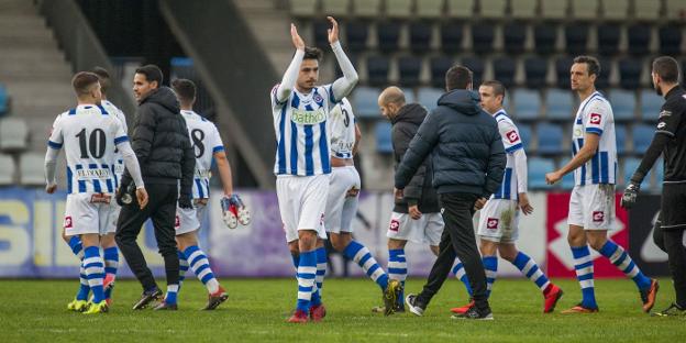 Ramiro Mayor devuelve el aplauso a los aficionados rodeado de sus compañeros de equipo durante el partido ante el Real Oviedo B en El Malecón.