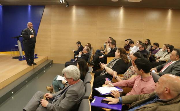 Antonio_Sousa durante su charla sobre el uso de drones en eventos. :: 