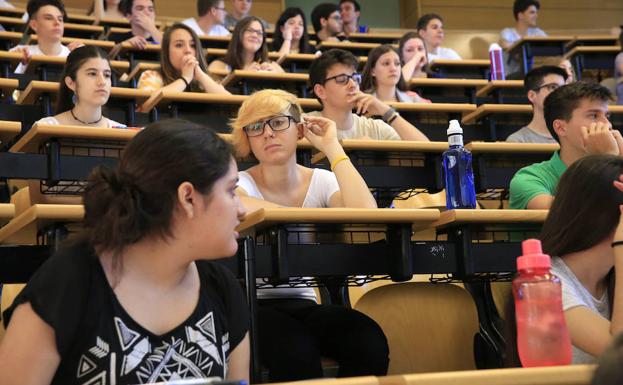 Varios estudiantes realizan la Prueba de Acceso a la Universidad (PAU).