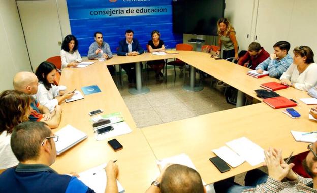 Imagen de archivo de una reunión de la Consejería de Educación con la Junta de Personal.