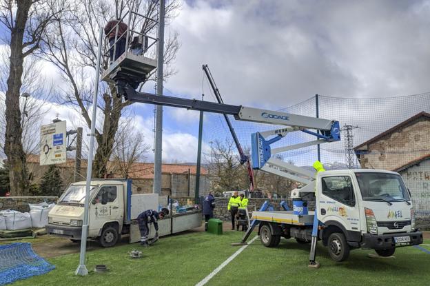 Los trabajadores del parque de obras han colocado esta semana las nuevas porterías. 