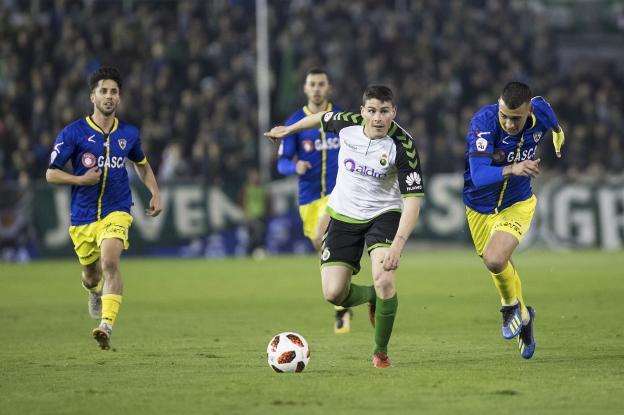 Sergio Ruiz conduce el balón en los Campos de Sport durante el partido ante el Barakaldo.