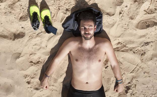 Hombre en la playa de El Sardinero, el pasado 27 de febrero.