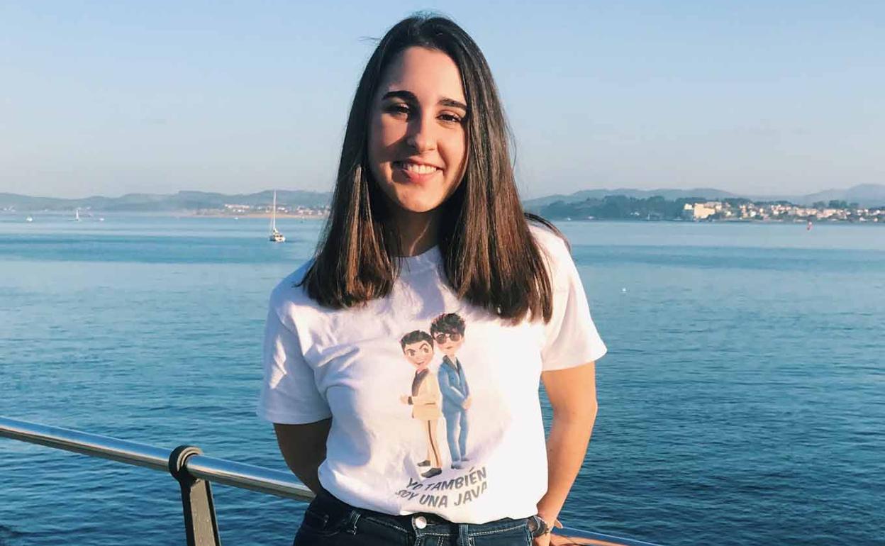 La ilustradora posa con su camiseta dedicada a 'Los Javis'.