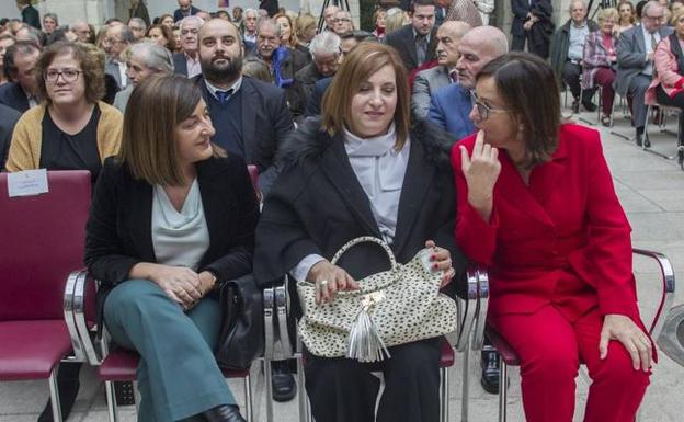 Rosa Valdés, en el centro, durante un acto en el Parlamento.