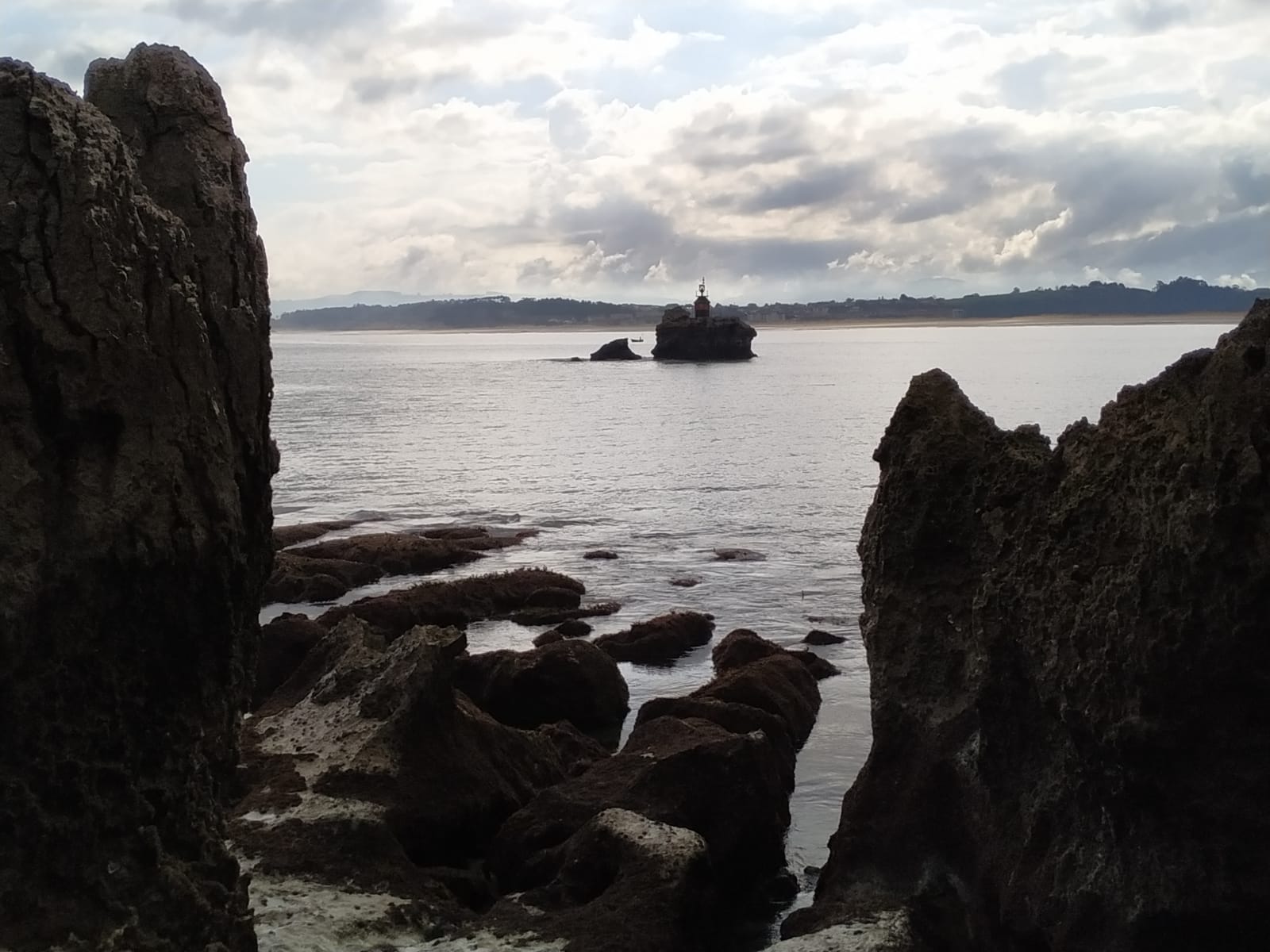 La potente bajamar ha permitido el paso a pié desde la playa de La Magdalena hasta la isla de la Torre en Santander.