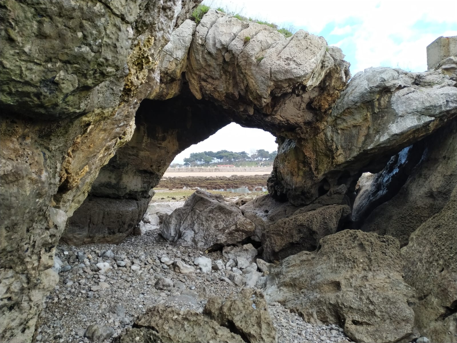 La potente bajamar ha permitido el paso a pié desde la playa de La Magdalena hasta la isla de la Torre en Santander.