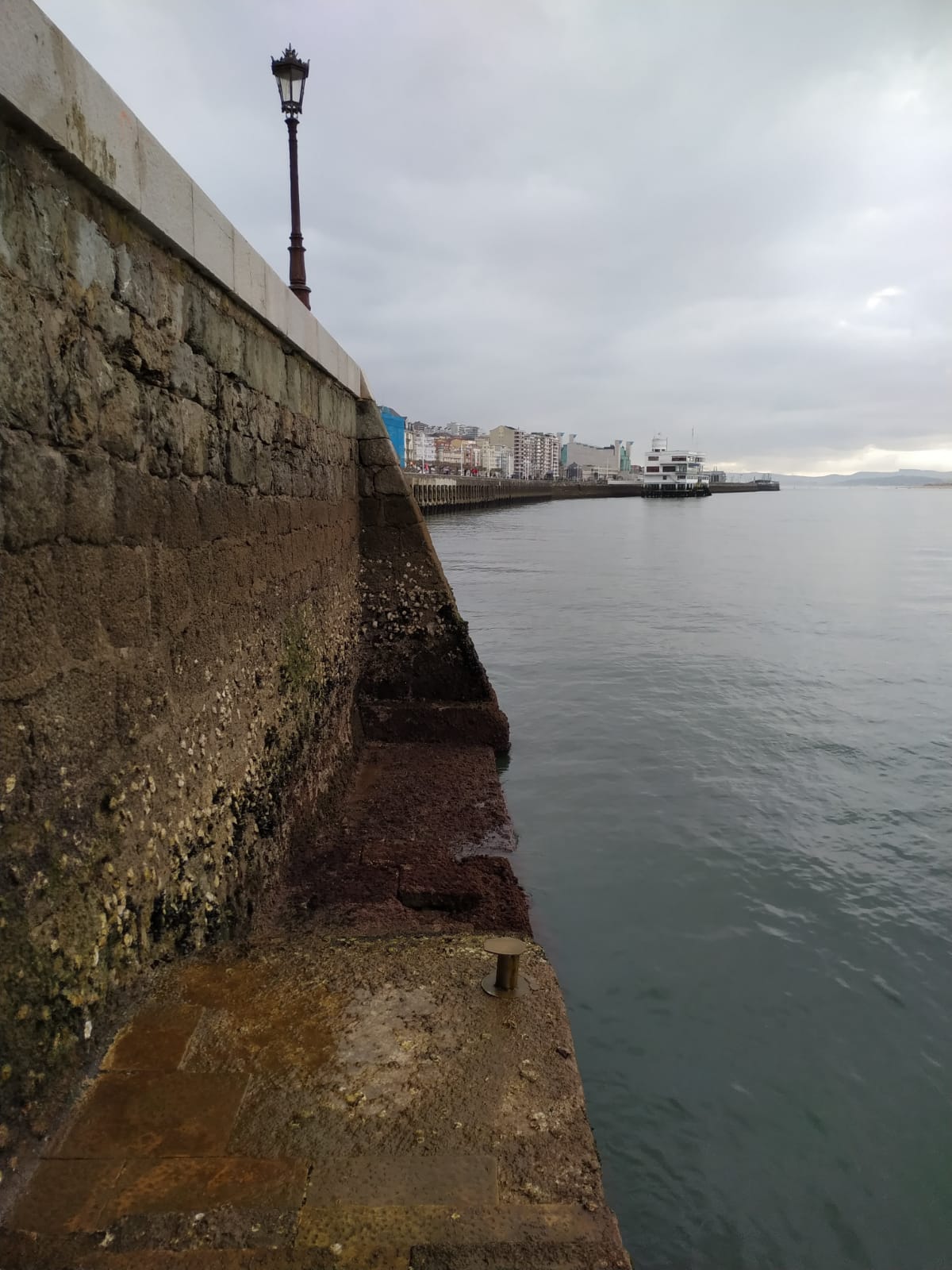 La potente bajamar ha permitido el paso a pié desde la playa de La Magdalena hasta la isla de la Torre en Santander.