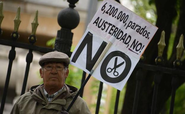 Un anciano participa en Madrid en la manifestación del Día de los Trabajadores de 2013. 