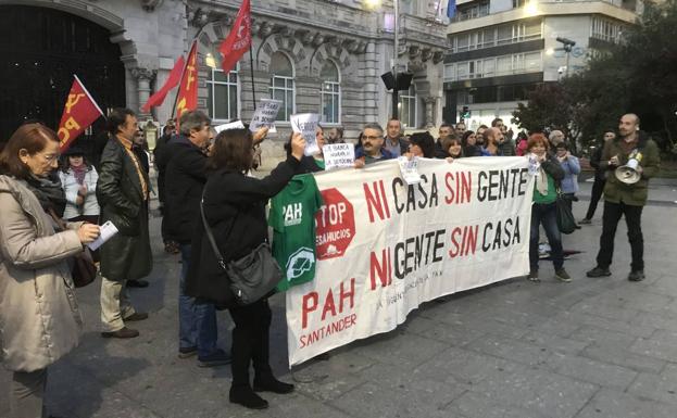 Manifestación de la PAH frente al Ayuntamiento de Santander.