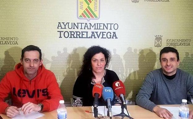 Mónica Rodero (centro), junto a dos miembros del partido en Torrelavega. 