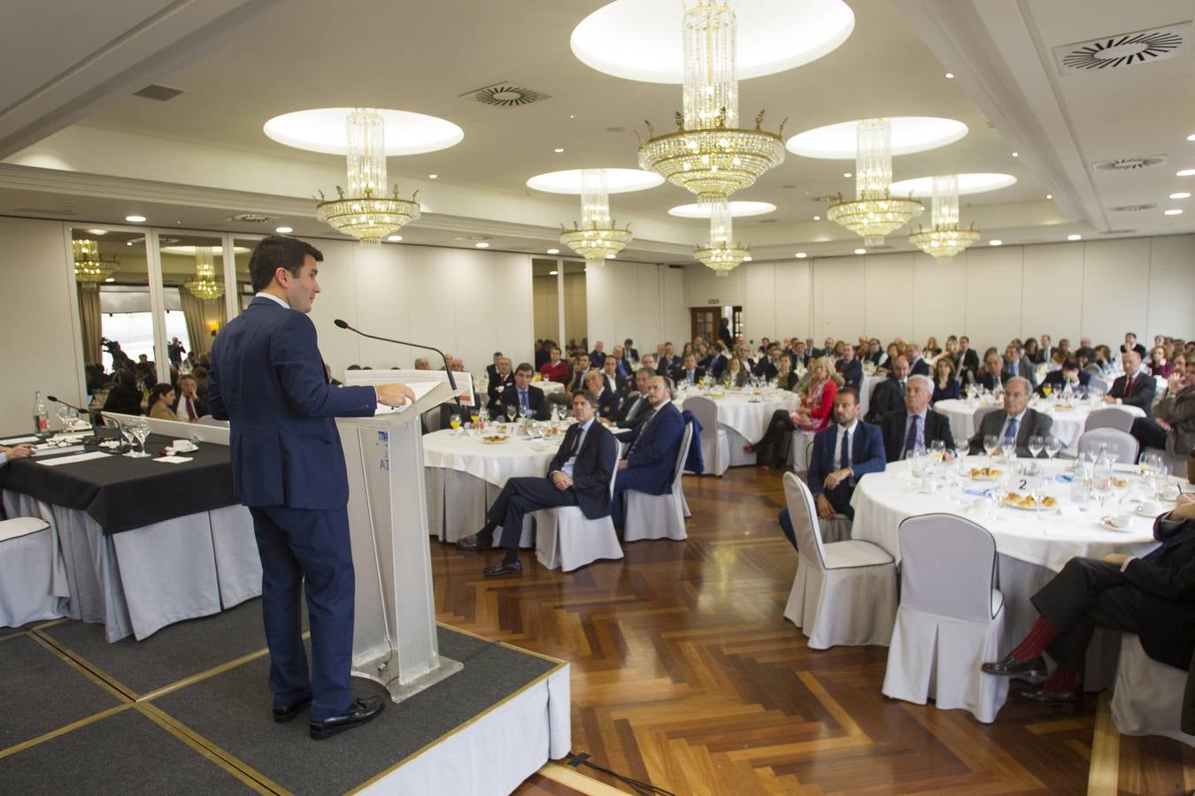 Imágenes del Foro Económico celebrado este miércoles, con la participación de Pablo Gimeno, analista y presidente de PGS