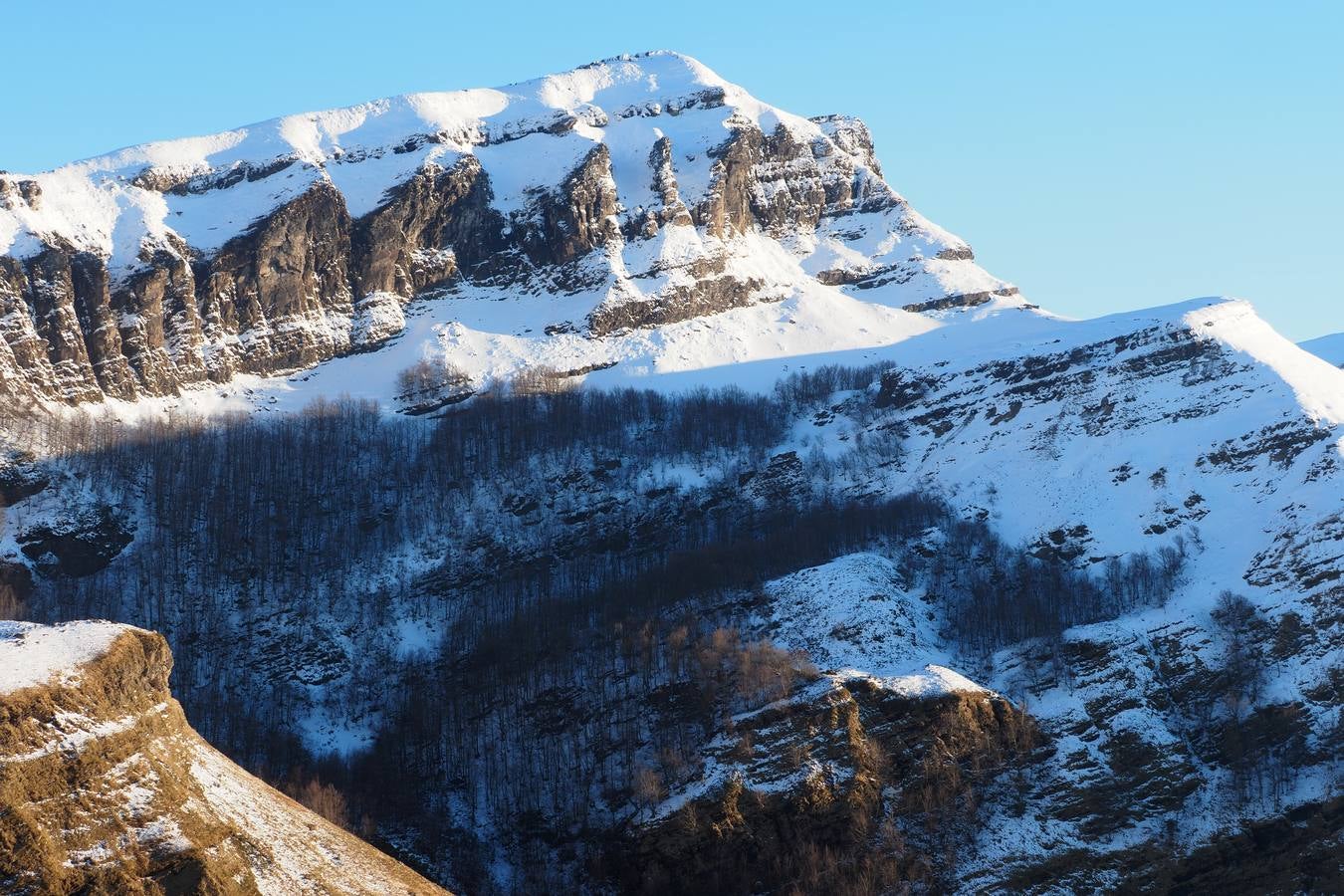 El puerto cántabro sigue rodeado por la nieve.