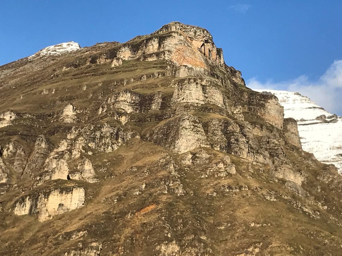 El puerto cántabro sigue rodeado por la nieve.