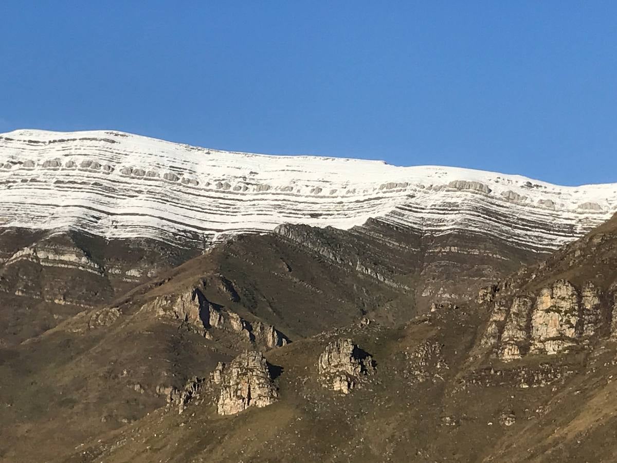 El puerto cántabro sigue rodeado por la nieve.