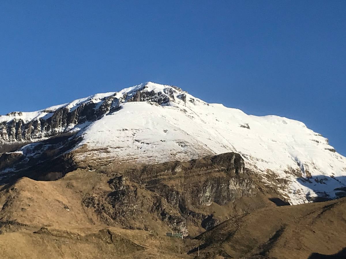 El puerto cántabro sigue rodeado por la nieve.