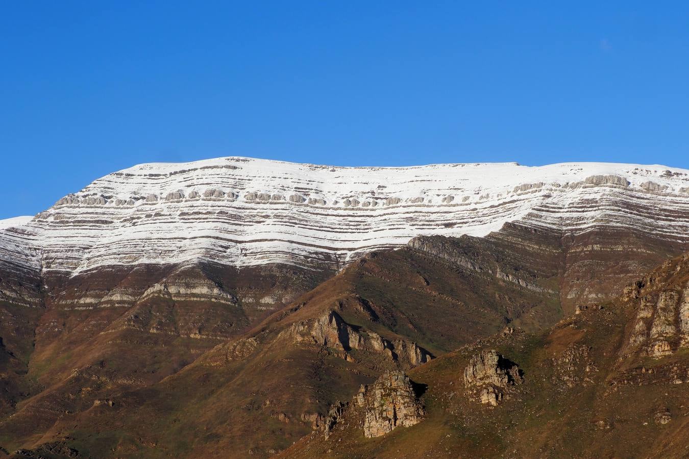 El puerto cántabro sigue rodeado por la nieve.