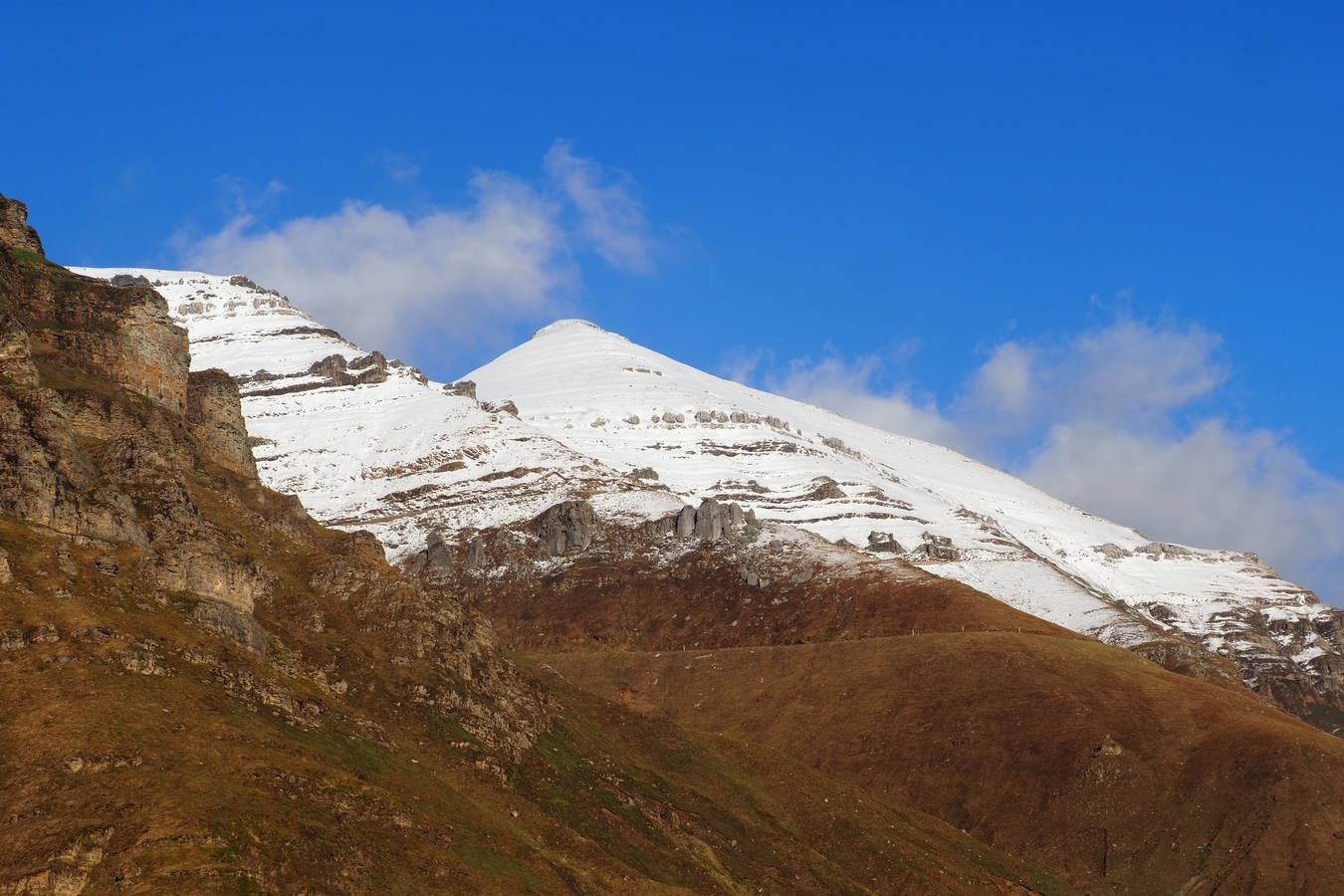 El puerto cántabro sigue rodeado por la nieve.