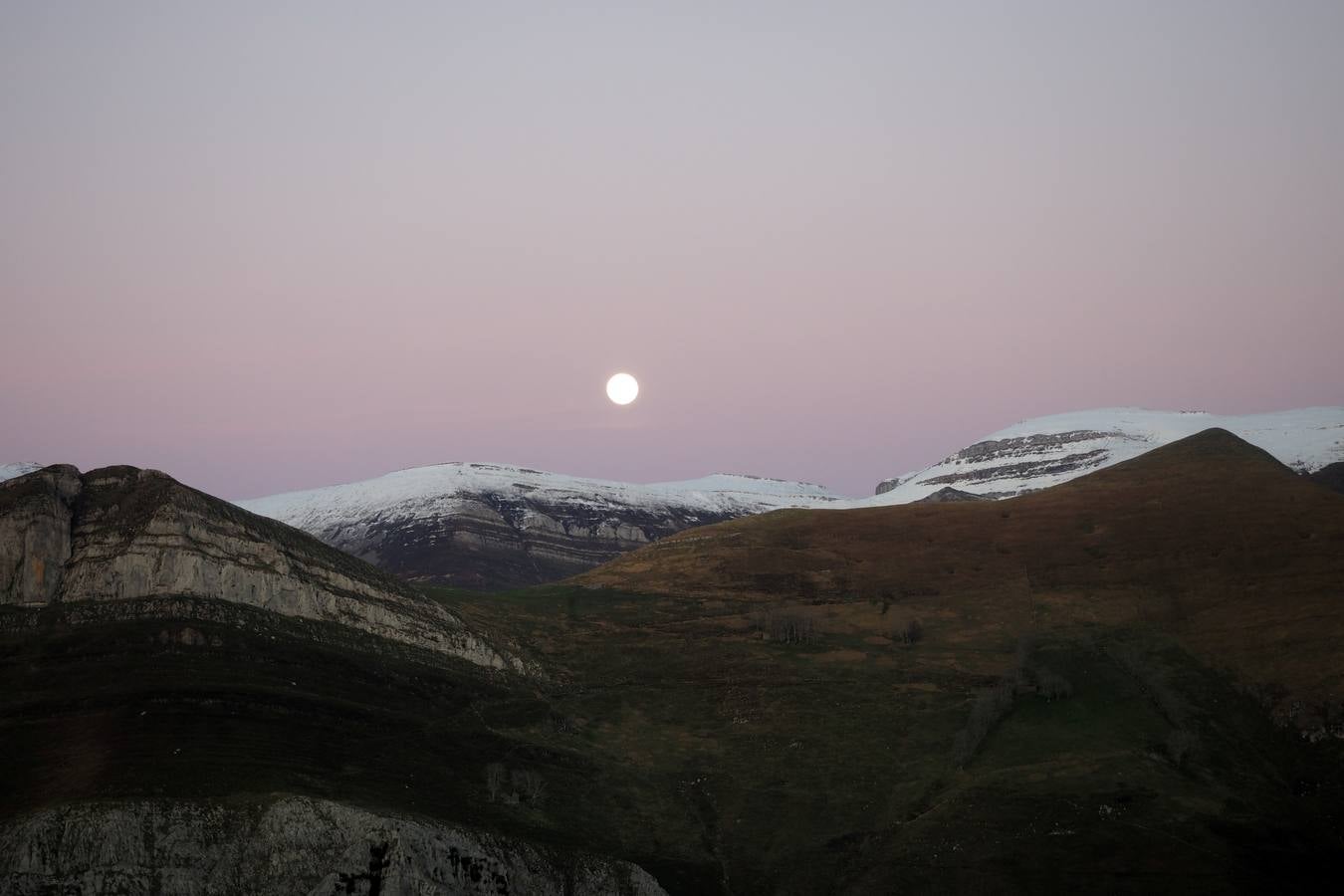 El puerto cántabro sigue rodeado por la nieve.